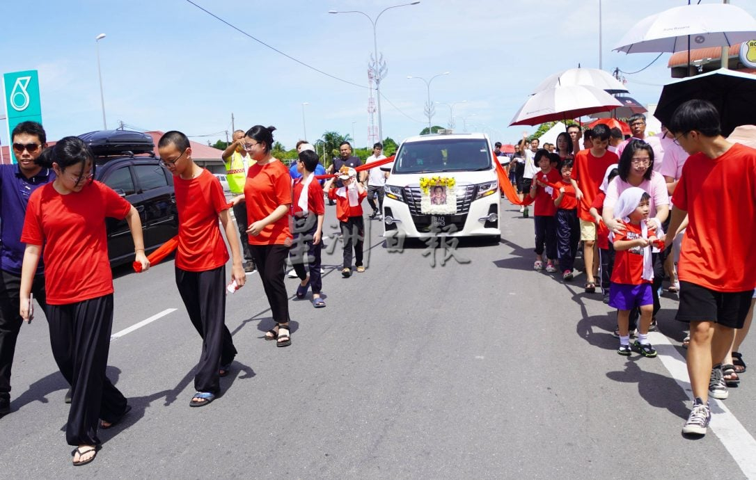 请签发(大北马)巴东勿刹人瑞朱英妹逝世办笑丧,四代同堂百名子孙拔龙须送殡