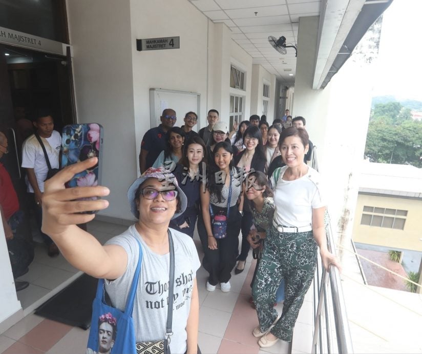 护狗老翁为妨碍公务案出庭 爱狗组织法庭外声援