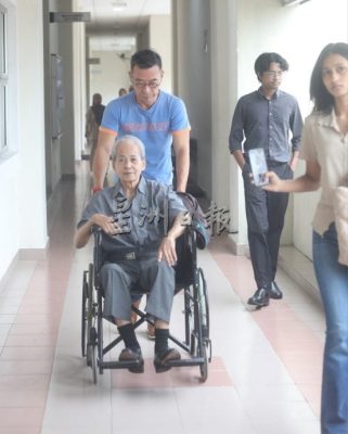 护狗老翁为妨碍公务案出庭 爱狗组织法庭外声援