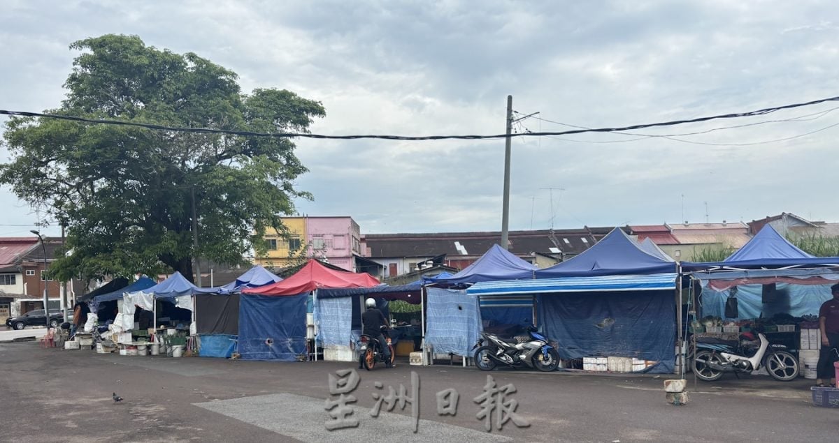拉美士巴刹工程延迟竣工，帐篷损坏未换日晒雨淋生意跌