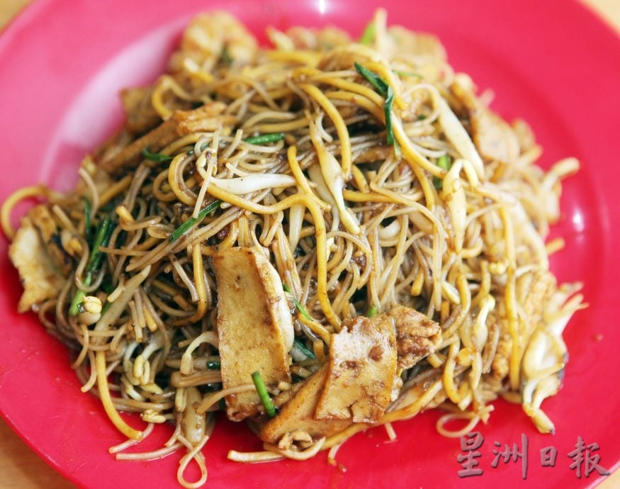 大霹雳封底主文/【人气美食】| 大骨汤慢火熬煮数小时 亚娣炒粉逾30年人气旺