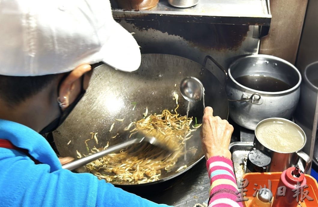 大霹雳封底主文/【人气美食】| 大骨汤慢火熬煮数小时 亚娣炒粉逾30年人气旺