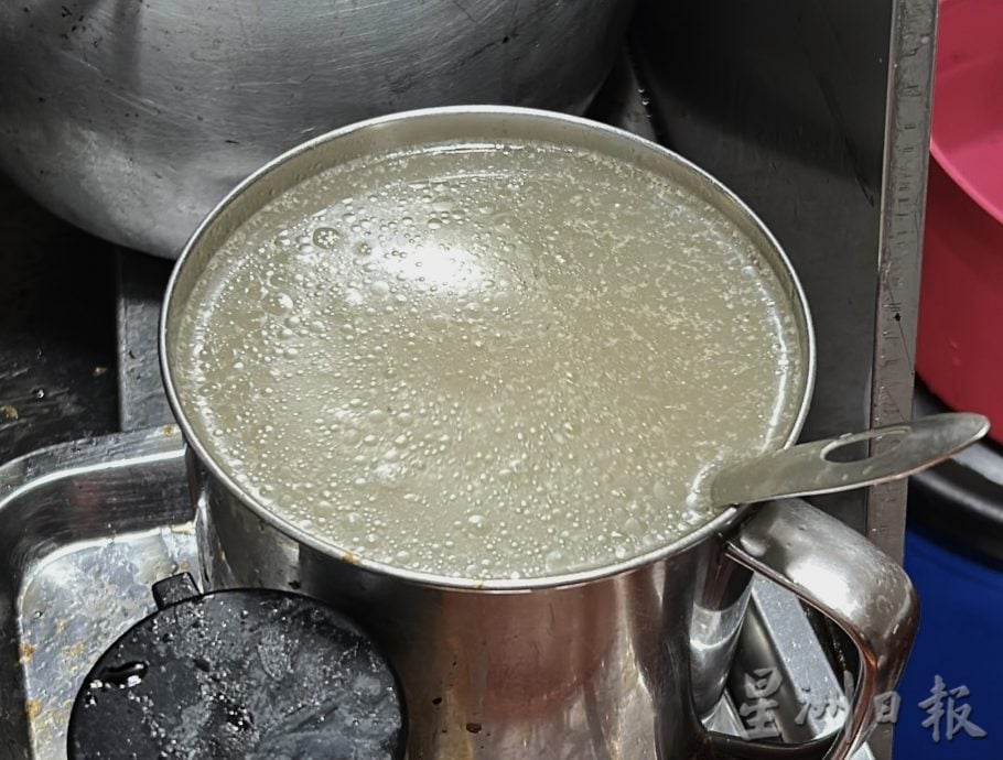 大霹雳封底主文/【人气美食】| 大骨汤慢火熬煮数小时 亚娣炒粉逾30年人气旺