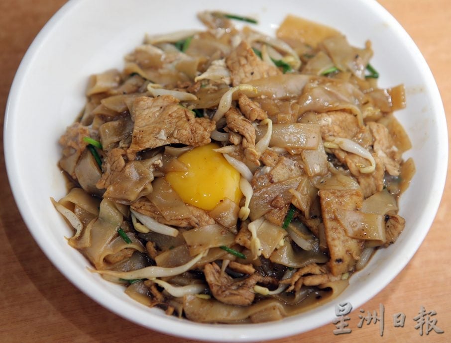大霹雳封底主文/【人气美食】| 大骨汤慢火熬煮数小时 亚娣炒粉逾30年人气旺
