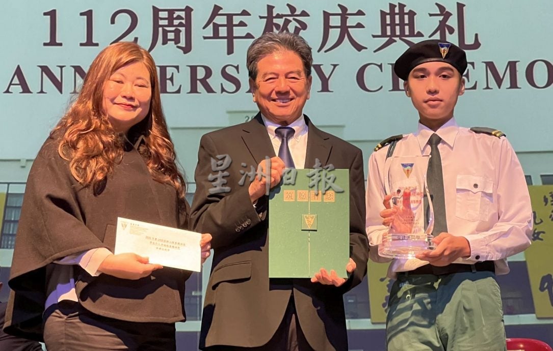 （古城封面副文）张雅山服务精神奖颁发仪式