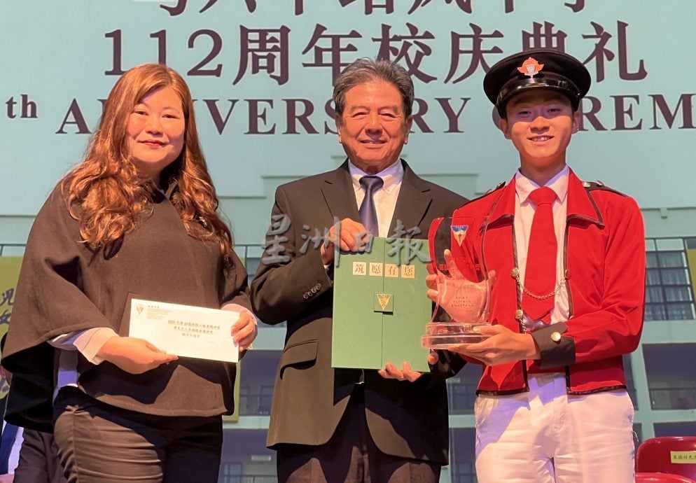 （古城封面副文）张雅山服务精神奖颁发仪式