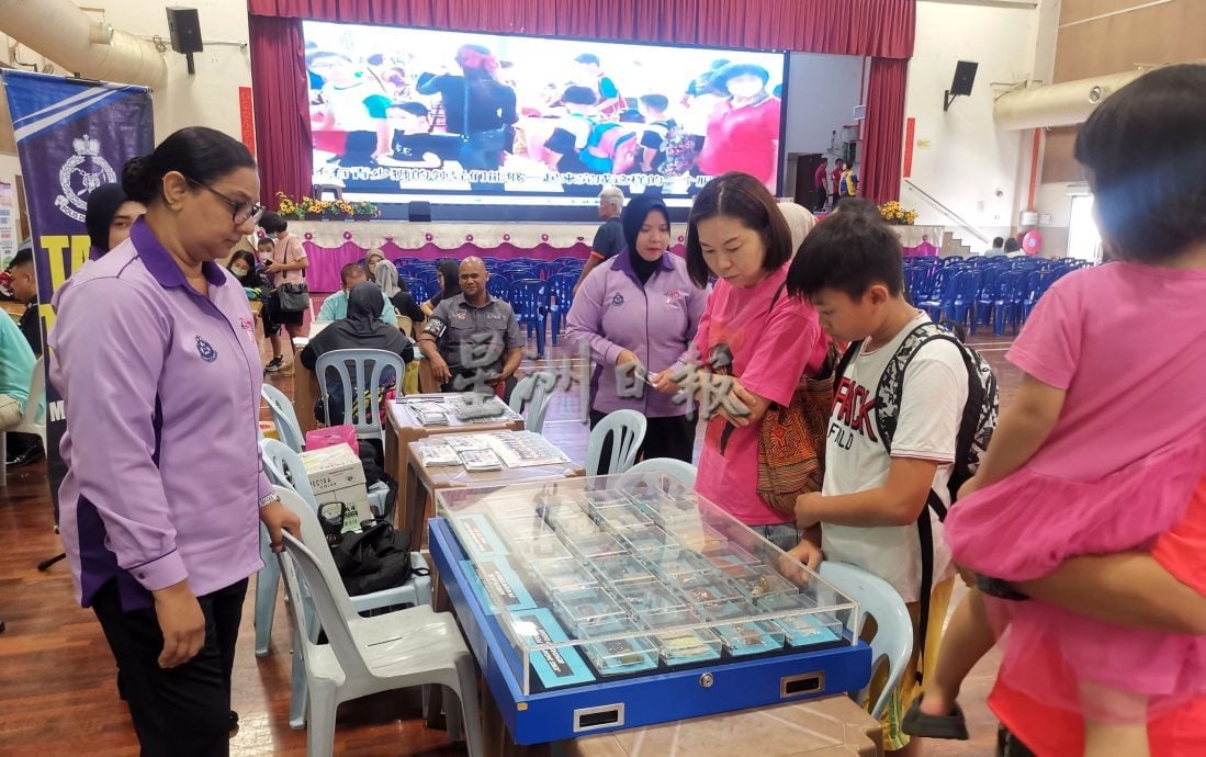“反诈骗嘉年华” | 芙警区主任致词设中文翻译,让全场听懂反诈骗