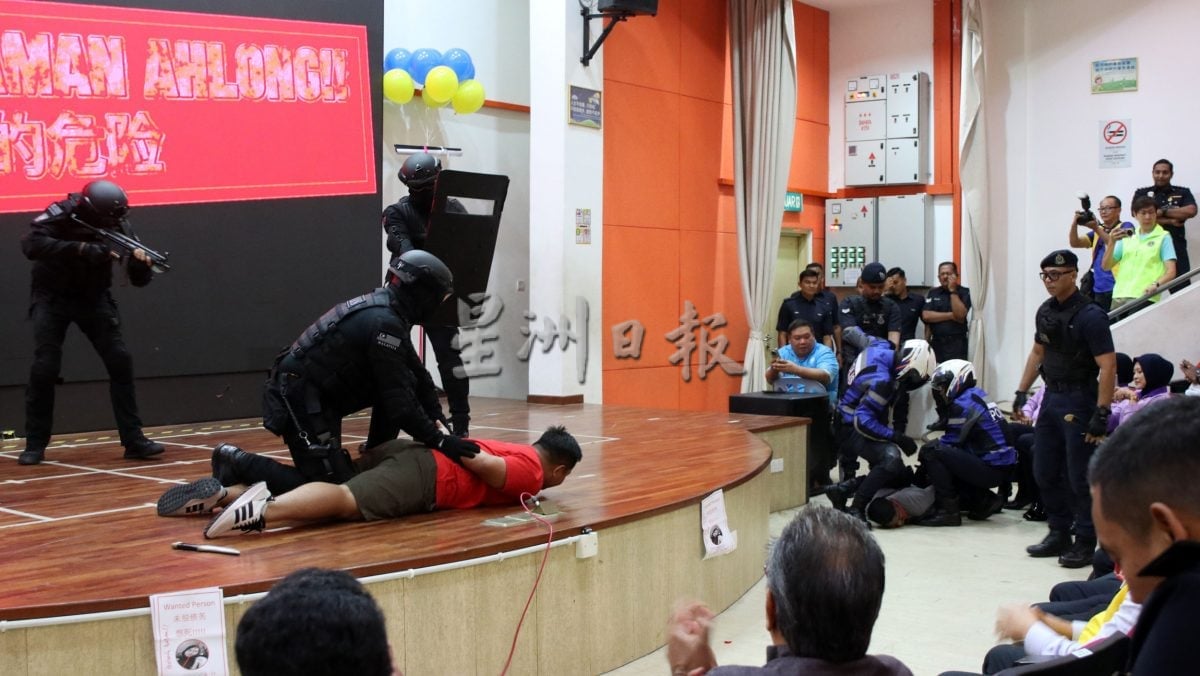 “反诈骗嘉年华” | 芙警区主任致词设中文翻译,让全场听懂反诈骗
