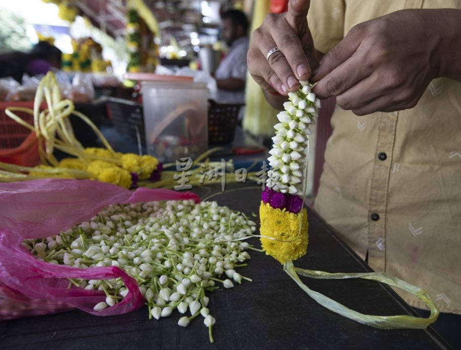 翁姑本街五彩缤纷的花环