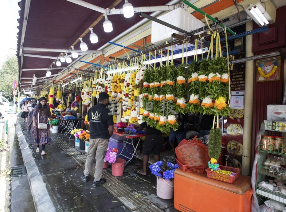 翁姑本街五彩缤纷的花环