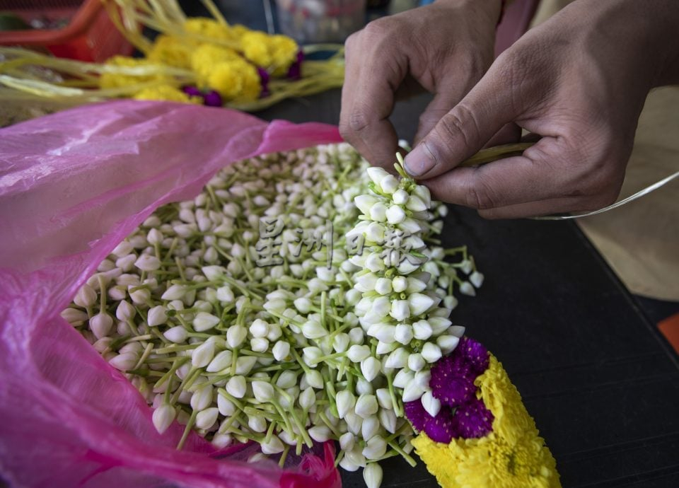 翁姑本街五彩缤纷的花环