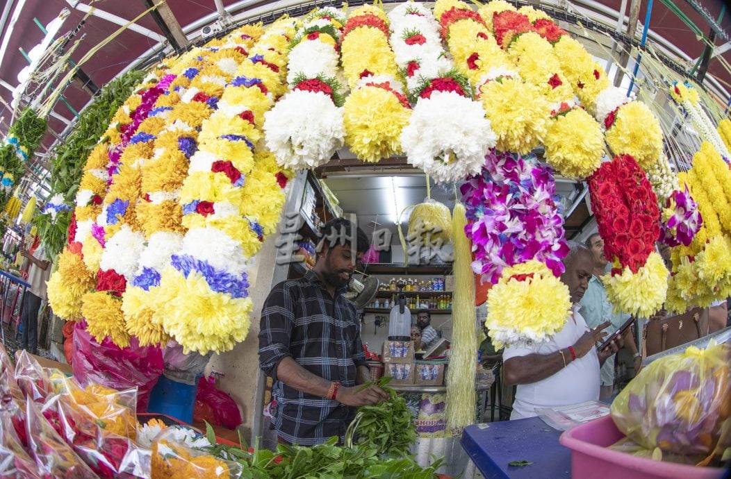 翁姑本街五彩缤纷的花环
