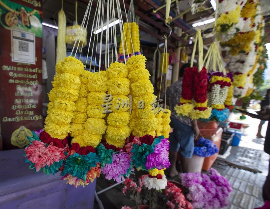 翁姑本街五彩缤纷的花环