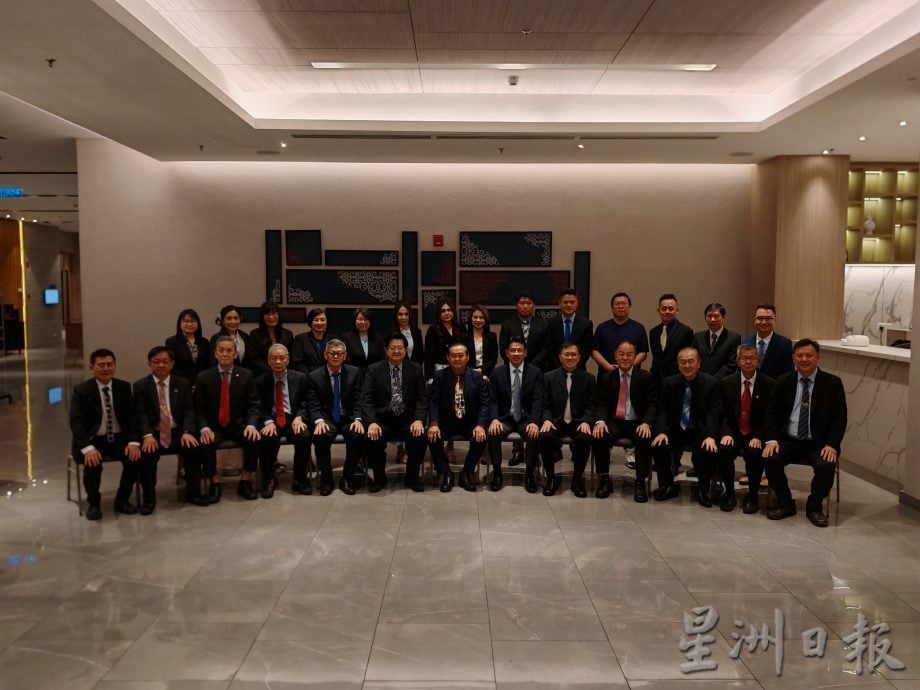 (古城版)育中颁发教师全勤奖、10年、20年及25年服务奖予老师,肯定他们的付出