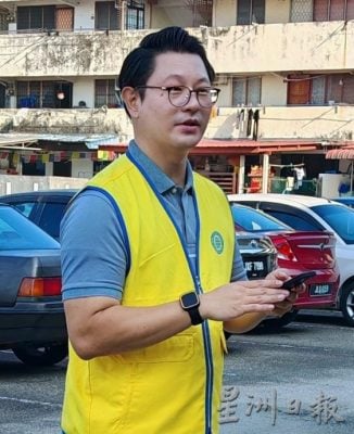 **已签发**柔:头条之一:聚集皇后51至60座组屋健行捡垃圾 学生助组屋乾净亮丽