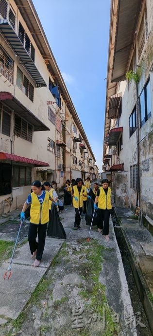 **已签发**柔：头条之一：聚集皇后51至60座组屋健行捡垃圾  学生助组屋乾净亮丽