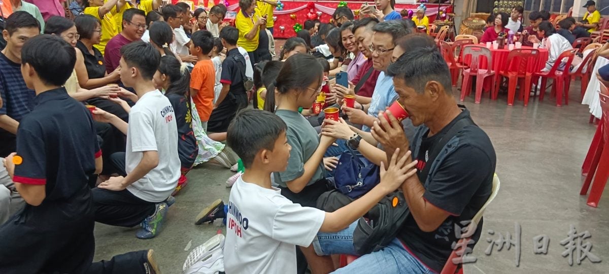 跪礼敬茶诉感恩之心 怡精武弘扬孝亲敬老感恩
