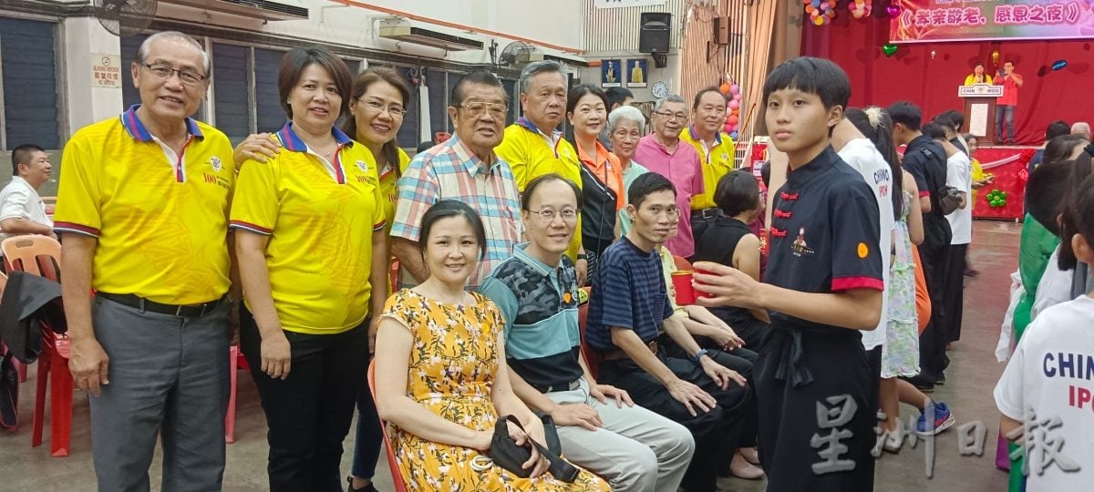 跪礼敬茶诉感恩之心 怡精武弘扬孝亲敬老感恩