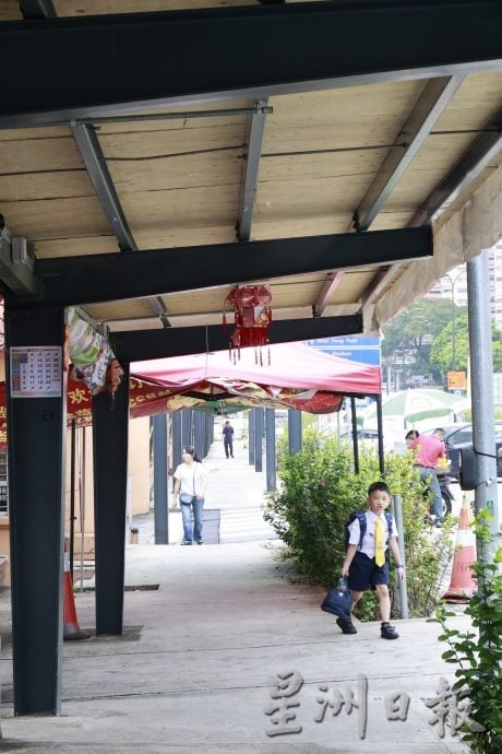 大都会封面／州立华小外行人道工程延误数年／7图