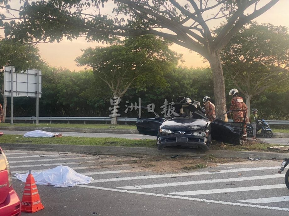 （古城版）轿车失控撞树导致二死