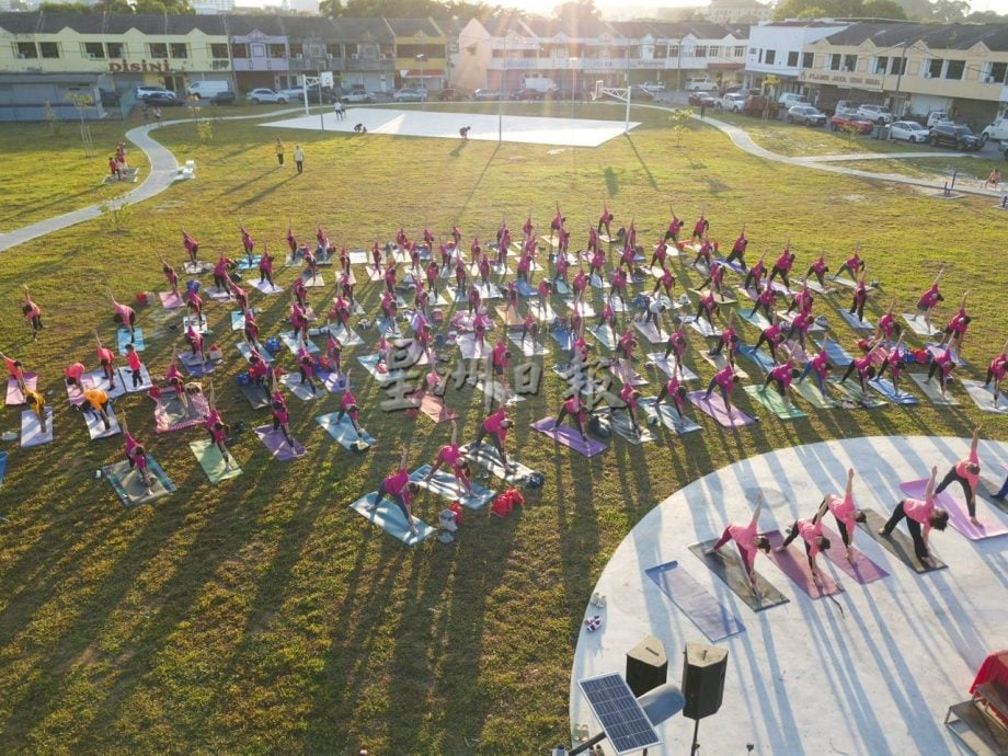 （古城封面主文）逾150人参与瑜伽慈善活动，为甲癌症协会筹获1万3650令吉