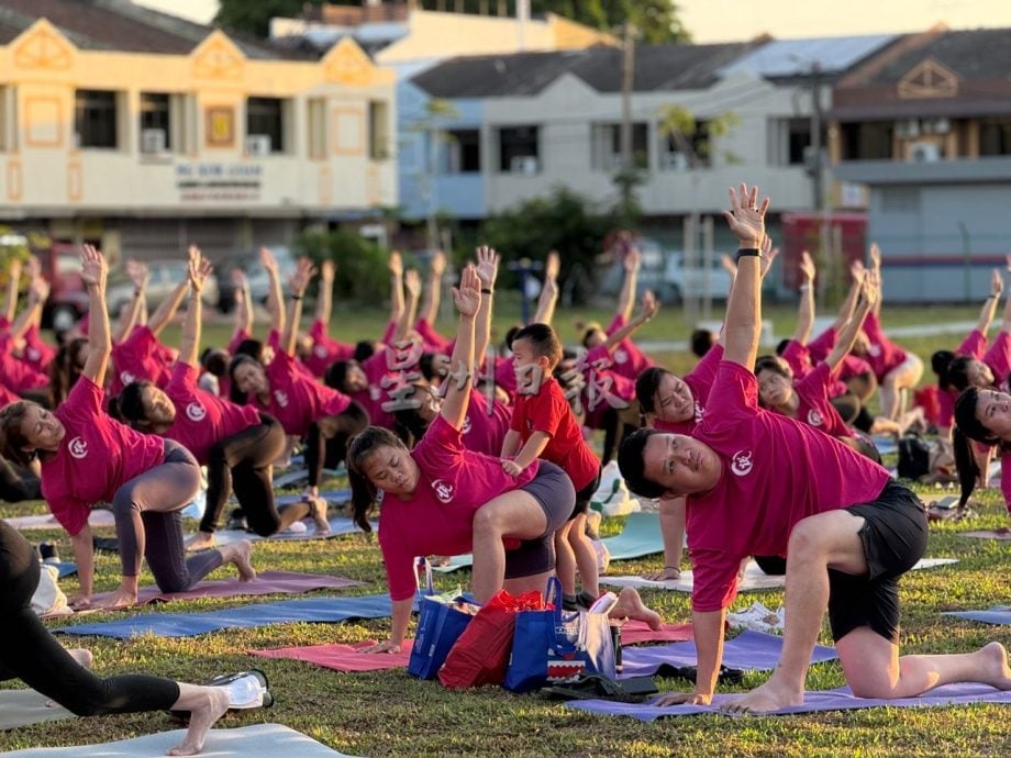 （古城封面主文）逾150人参与瑜伽慈善活动，为甲癌症协会筹获1万3650令吉