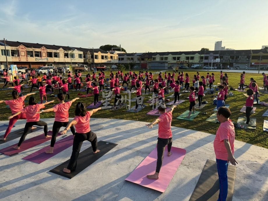 （古城封面主文）逾150人参与瑜伽慈善活动，为甲癌症协会筹获1万3650令吉