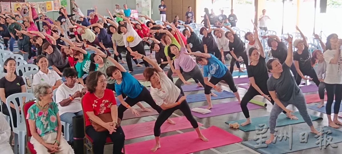 共修身心宁静 百人瑜伽活动洋溢正能量
