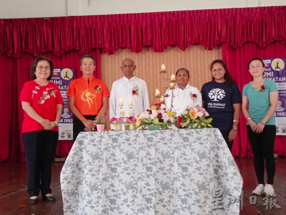 共修身心宁静 百人瑜伽活动洋溢正能量