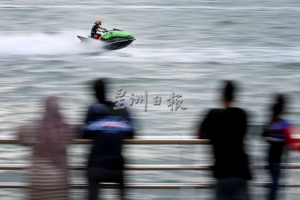 星角摄/水上摩托激起千层浪 当一个风驰电掣弄潮儿