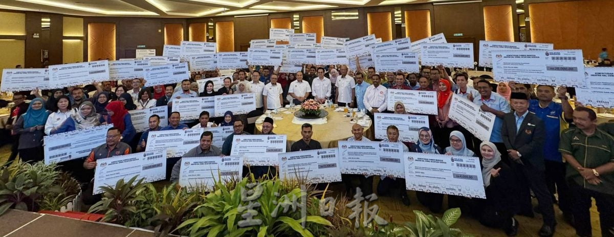 （大北马）沈志强移交总额151万4949万令吉给北马4州职工会。