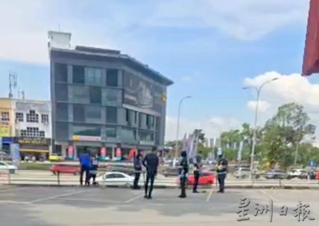 供星洲网:疑醉酒闹纠纷,汝来快餐店前爆发斗殴 男子遭巴冷刀与木棍袭击受伤