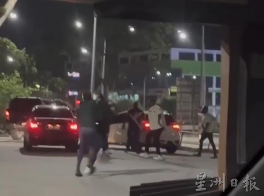 供星洲网:疑醉酒闹纠纷,汝来快餐店前爆发斗殴 男子遭巴冷刀与木棍袭击受伤