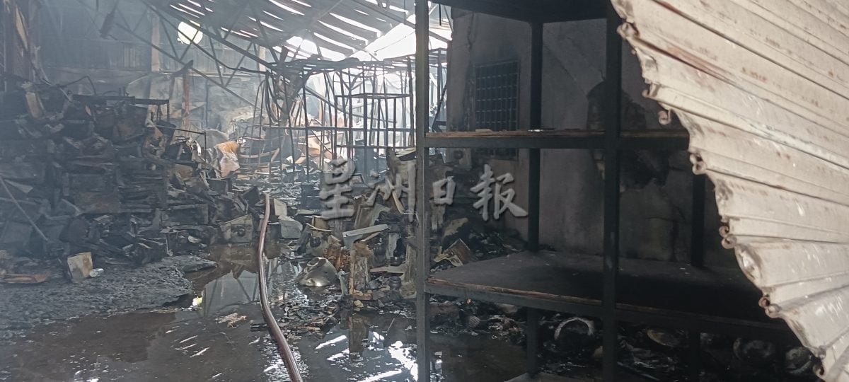 松俊工业区火势受控 消拯员灾场确保火源扑灭