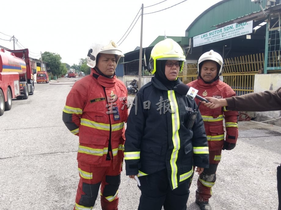 松俊工业区火势受控 消拯员灾场确保火源扑灭