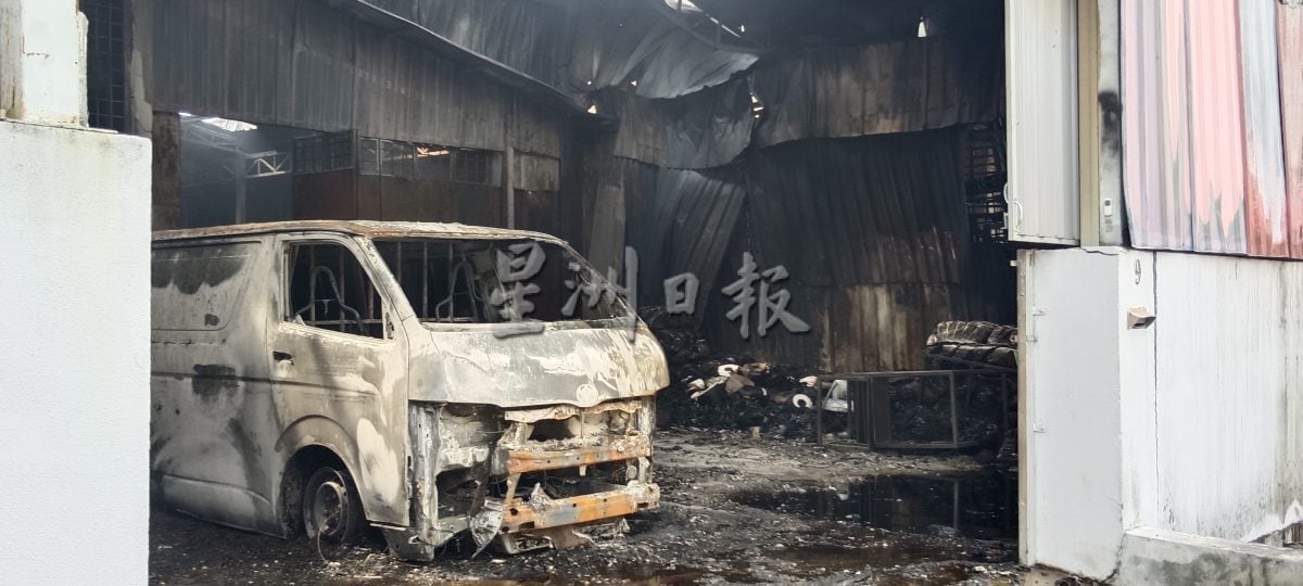 松俊工业区火势受控 消拯员灾场确保火源扑灭