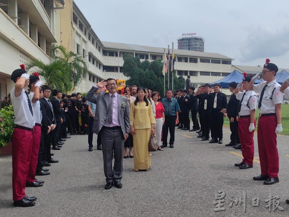 服务杏坛34年 三德华中校长陈国辉荣休 