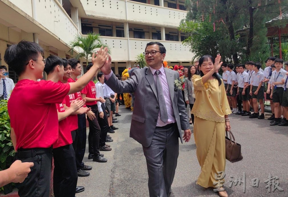 服务杏坛34年 三德华中校长陈国辉荣休 