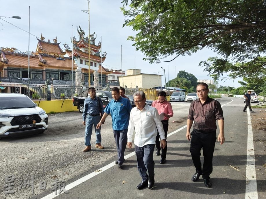 东:房屋及地方政府部在哥市唐人坡拨款80万令吉进行两项工程,包括在谷卡波巴刹(Pasar Gok Kapur)后方建路衔接至吉兰丹镇兴宫后方的泊车场、安装15盏太阳能路灯,以及在巴刹后方设通道,作为贩商卸货用途。