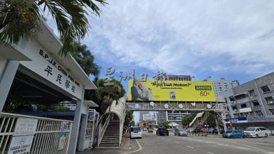 走道生锈 布满垃圾 涂鸦   帆加南马行人天桥 缺维护