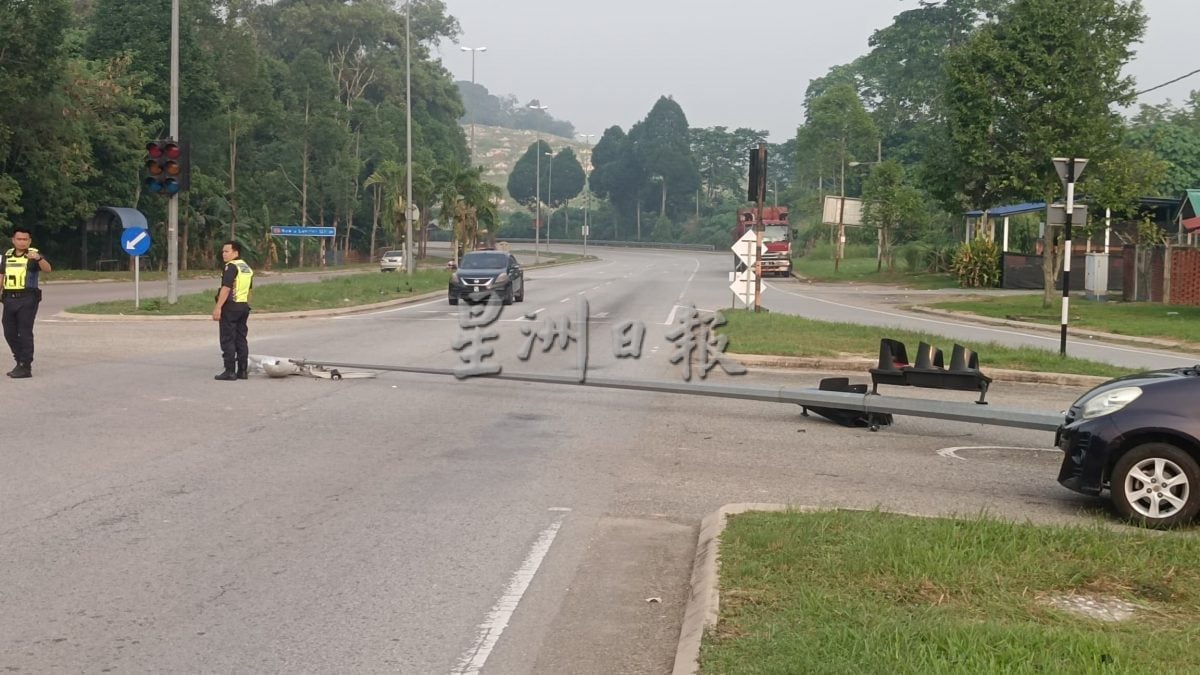 东（已签发）：轿车失控撞倒交通灯柱幸无人受伤