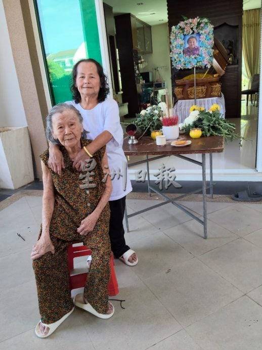 （大北马）“暹罗姐妹咖哩面”摊主之一的林桂来举殡。