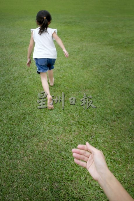 待上网/ 从心出发|/霹:25日见报/封底主文/ “为你好”还是为自己安心? 心理辅导师:父母应放手引导建立真正连结