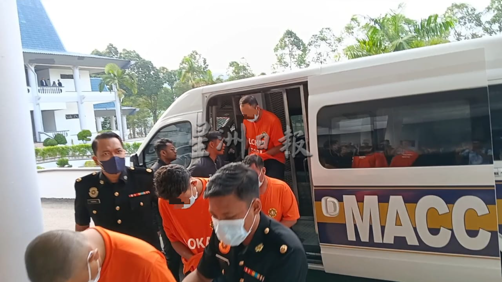 涉索取并收受贿赂，4名执法人员被反贪会延扣
