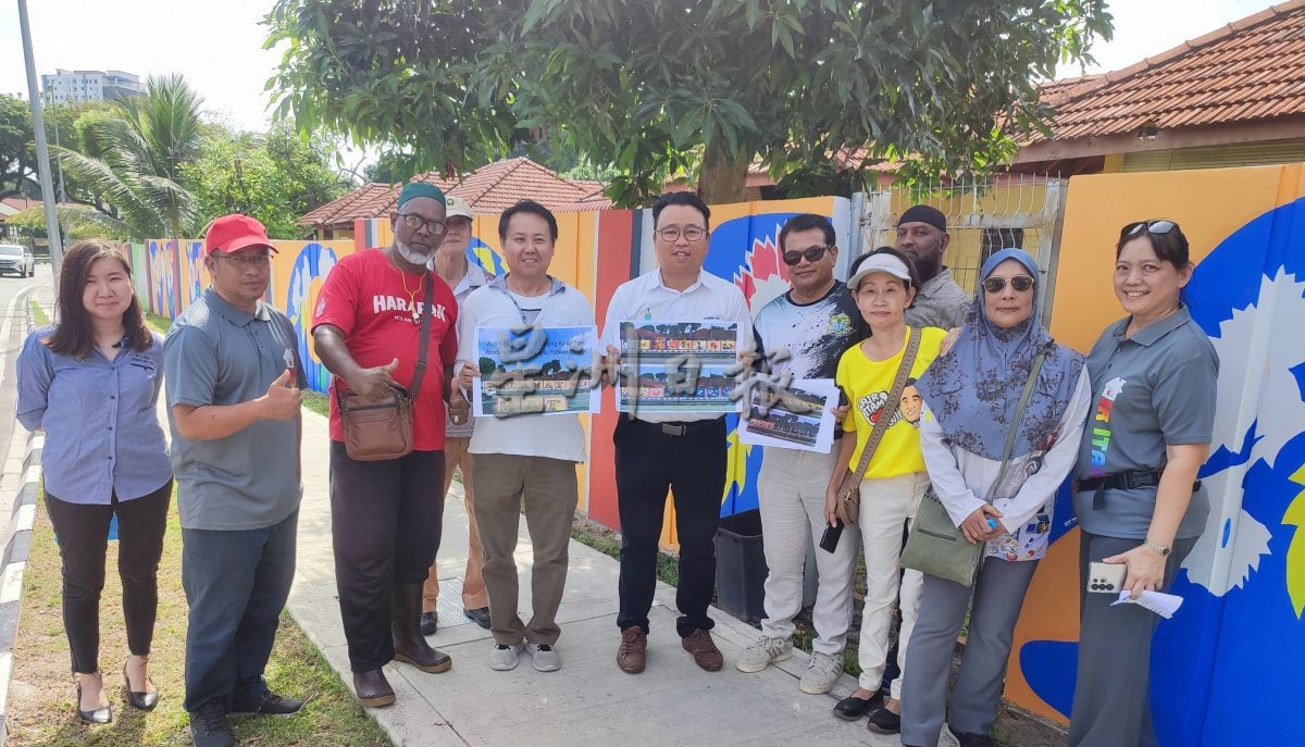 画家联手学生绘制 国庆爱国壁画动笔