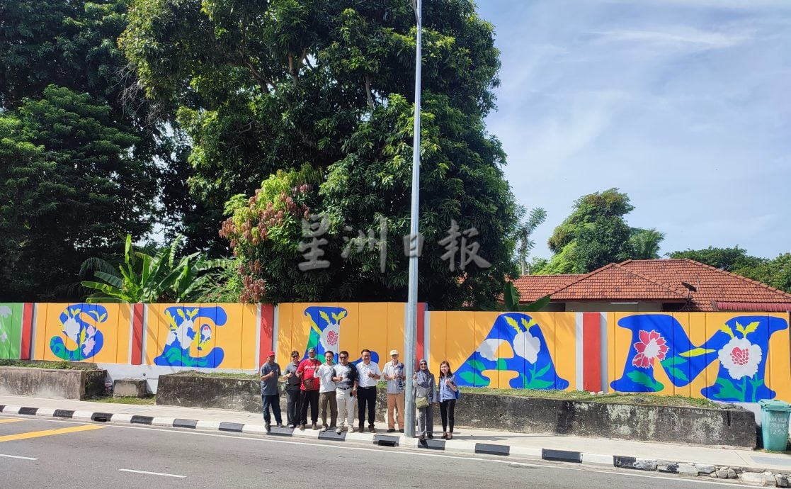 画家联手学生绘制 国庆爱国壁画动笔