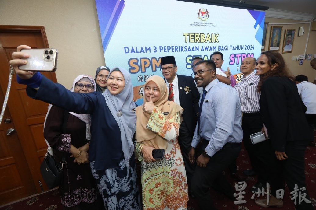 大都会/早报头/吉隆坡STPM成绩表现优异/4图