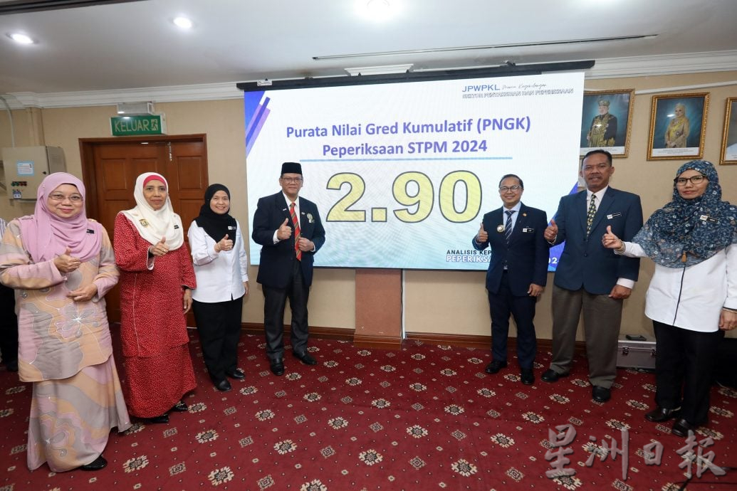 大都会/早报头/吉隆坡STPM成绩表现优异/4图