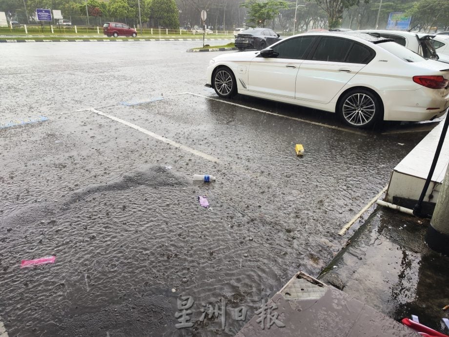 **已签发**柔:头条之一:民生特工队〡商区水沟阻塞大雨必淹 商民好困扰