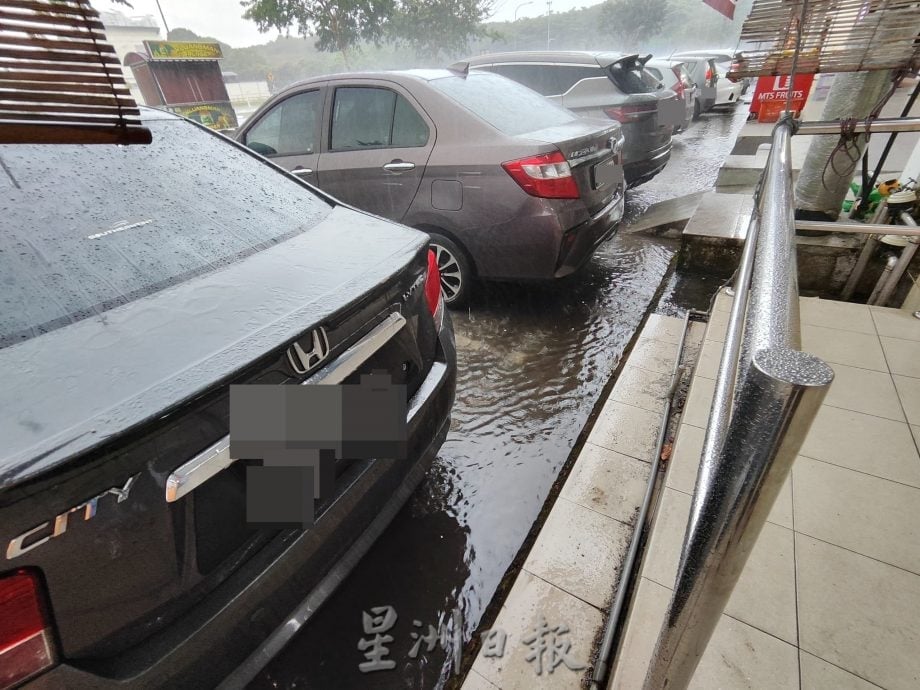 **已签发**柔:头条之一:民生特工队〡商区水沟阻塞大雨必淹 商民好困扰